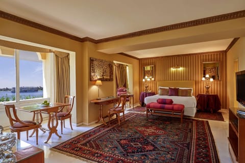 Presidential Suite | In-room safe, desk, blackout drapes, iron/ironing board