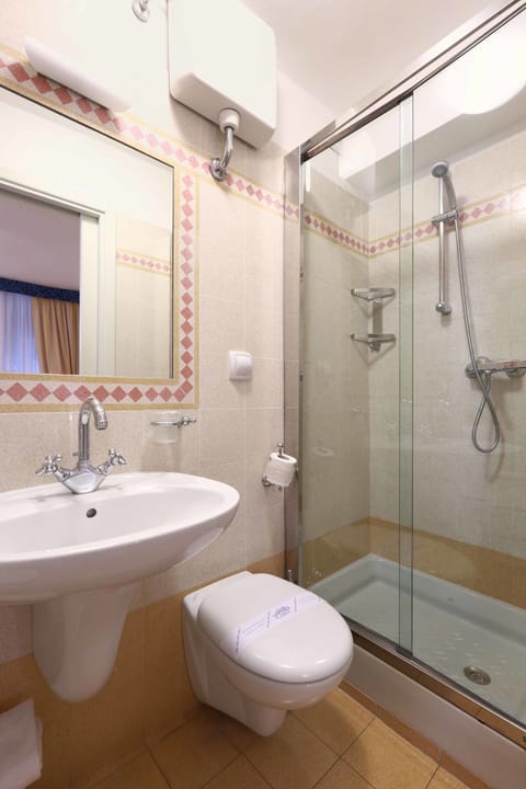 Standard Double or Twin Room | Bathroom shower
