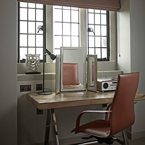 Room, 1 King Bed, Non Smoking, Garden View (Maple) | Egyptian cotton sheets, premium bedding, in-room safe, free WiFi