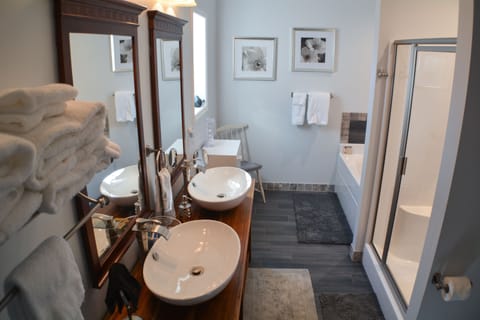 Bluebird Rm. 2 Queen Beds, Lrg Priv Bath | Bathroom | Combined shower/tub, free toiletries, hair dryer, bathrobes