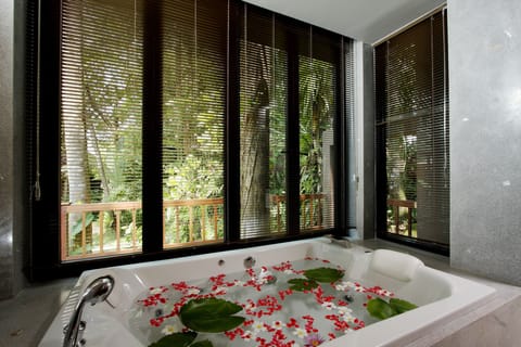 Villa Rainforest | Jetted tub