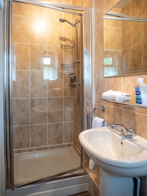 Double Room | Bathroom | Shower, free toiletries, hair dryer, towels