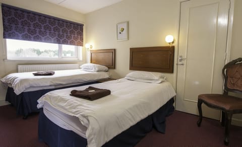 Twin Room | Desk, cribs/infant beds, free WiFi, bed sheets