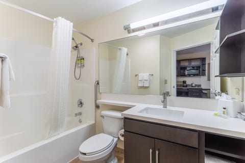 Combined shower/tub, free toiletries, hair dryer, towels