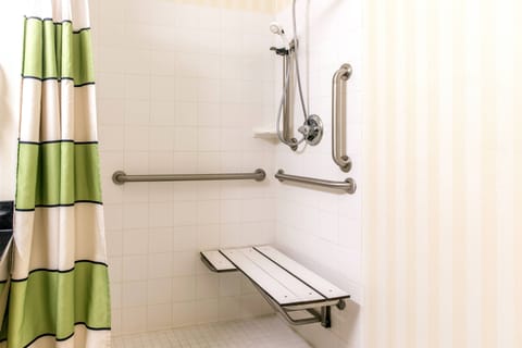 Combined shower/tub, free toiletries, hair dryer, towels