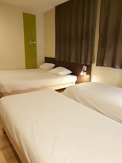 Standard Quadruple Room | Desk, iron/ironing board, free WiFi, bed sheets