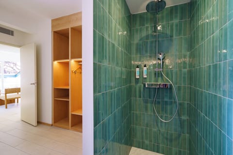 Suite, Terrace, Pool View | Bathroom | Shower, hydromassage showerhead, towels, shampoo