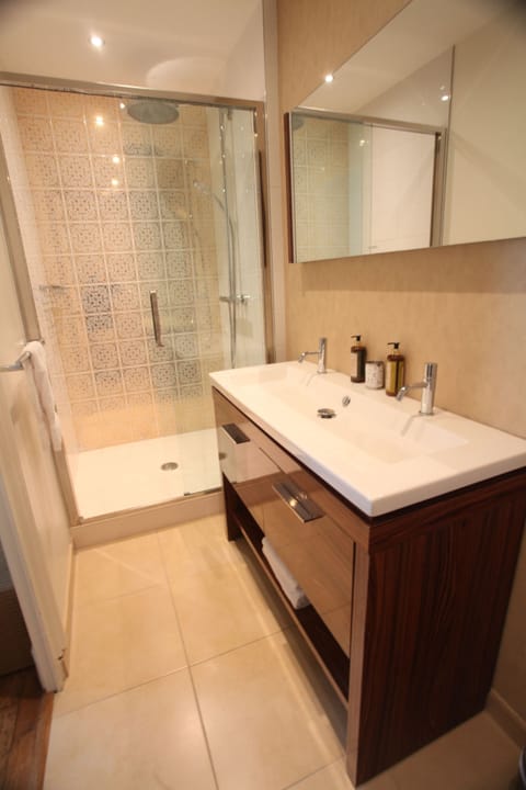 Standard Double or Twin Room | Bathroom | Free toiletries, hair dryer, towels