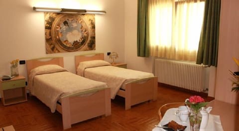 Double or Twin Room | In-room safe, desk, soundproofing, iron/ironing board