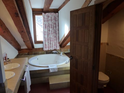 Suite | Bathroom | Separate tub and shower, free toiletries, hair dryer, bidet