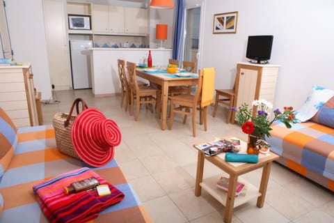 Apartment 1 Bedroom cabin, 6/7 persons | Living room | Flat-screen TV