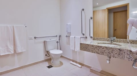 Quarto Familia | Bathroom | Shower, hydromassage showerhead, hair dryer, bidet