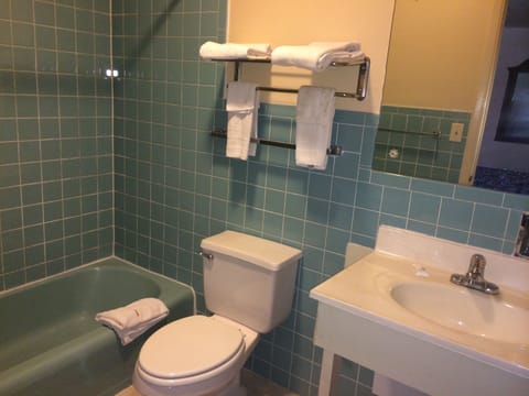 Classic Double Room | Bathroom | Combined shower/tub, towels