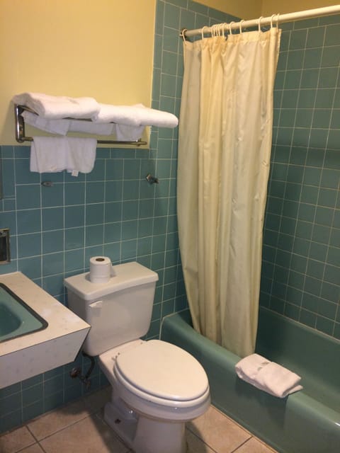 Standard Single Room | Bathroom | Combined shower/tub, towels