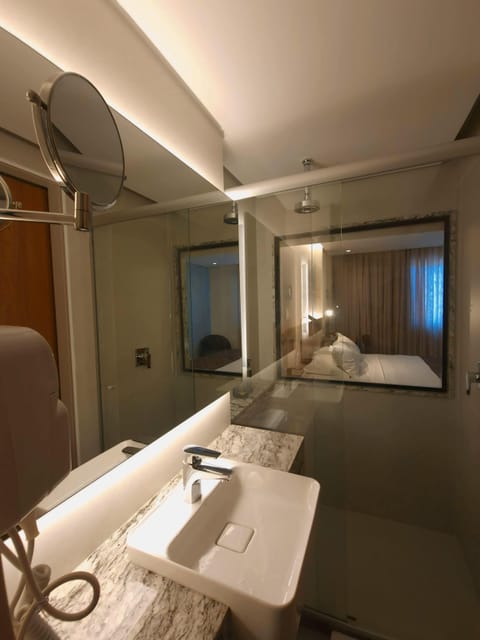 Luxo frente mar | Bathroom | Shower, free toiletries, hair dryer, towels