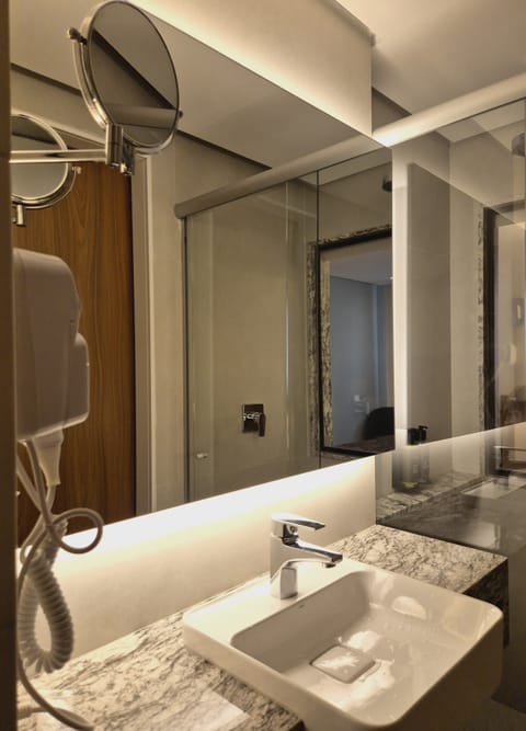 Luxo frente mar | Bathroom | Shower, free toiletries, hair dryer, towels