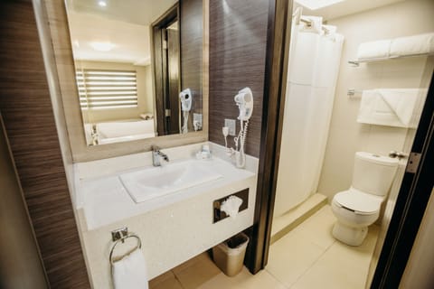 Superior Room | Bathroom | Shower, rainfall showerhead, free toiletries, hair dryer