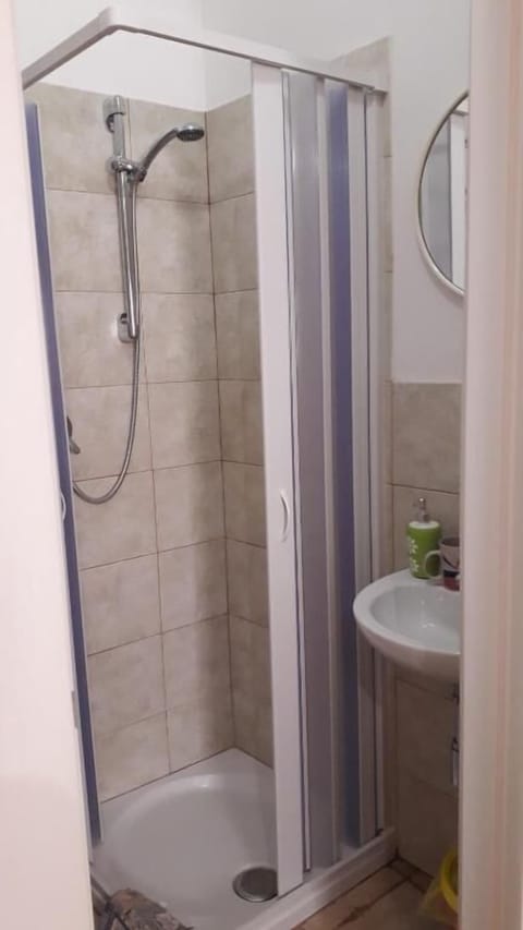 Shower, free toiletries, hair dryer, bidet