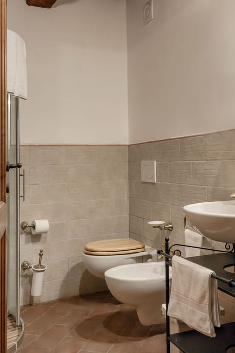 Comfort Single Room | Bathroom | Shower, free toiletries, hair dryer, towels