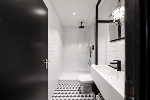 Penthouse | Bathroom | Shower, rainfall showerhead, free toiletries, hair dryer