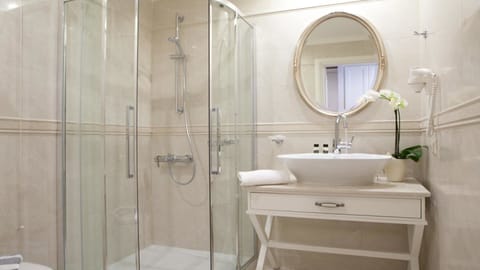 Deluxe Studio | Bathroom | Free toiletries, hair dryer, towels