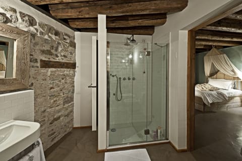 Deluxe Twin Room, 2 Twin Beds | Bathroom | Free toiletries, hair dryer, bathrobes, slippers