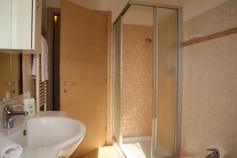 Comfort Apartment, 2 Bedrooms, 2 Bathrooms, Ground Floor | Bathroom shower