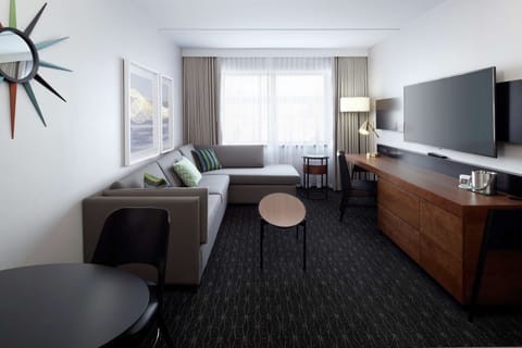 Suite, 1 King Bed | Hypo-allergenic bedding, in-room safe, desk, laptop workspace