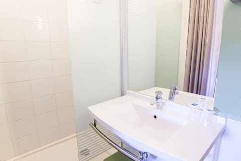 Twin Room, 2 Twin Beds | Bathroom | Shower, eco-friendly toiletries, towels