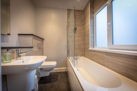 Twin Room, Ensuite, Garden View | Bathroom | Free toiletries, hair dryer, towels