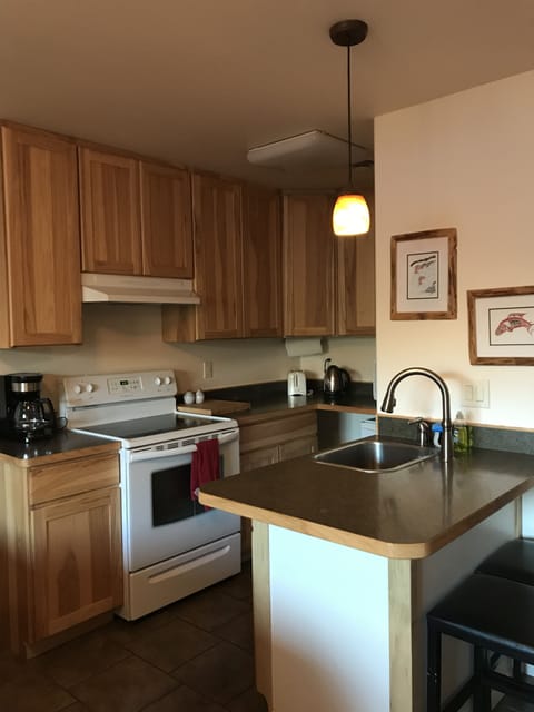 Standard Studio, Non Smoking, Bay View (Downstairs Room) | Private kitchenette | Fridge, microwave