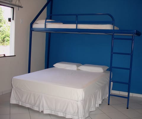 Triple Room | Minibar, desk, free WiFi, bed sheets