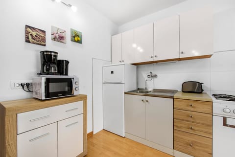 Fridge, microwave, stovetop, coffee/tea maker