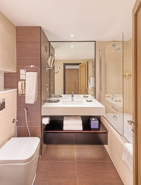 Combined shower/tub, free toiletries, hair dryer, bathrobes