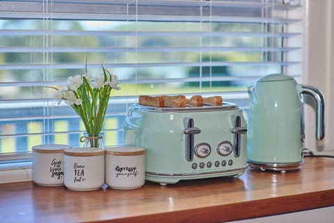 Ground Floor Garden & Patio Apartment 2 Bedrooms with Mountain View | In-room dining