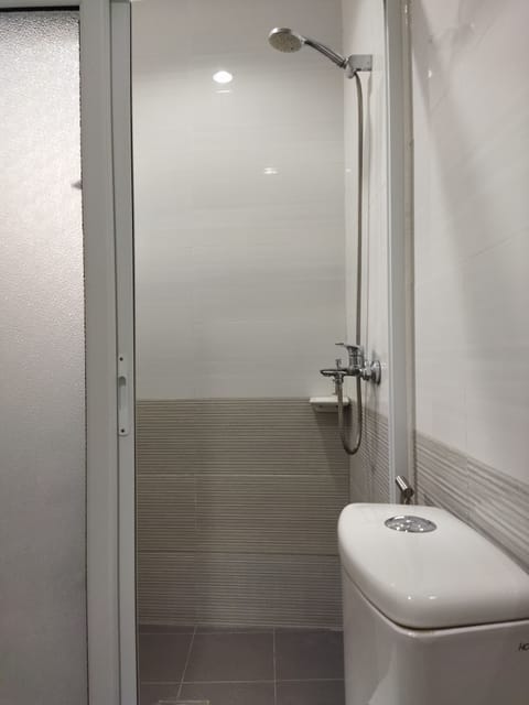 Standard Twin Room | Bathroom | Shower, free toiletries, hair dryer, bidet