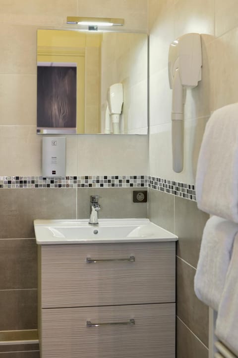 Comfort Double Room | Bathroom | Free toiletries, hair dryer, towels