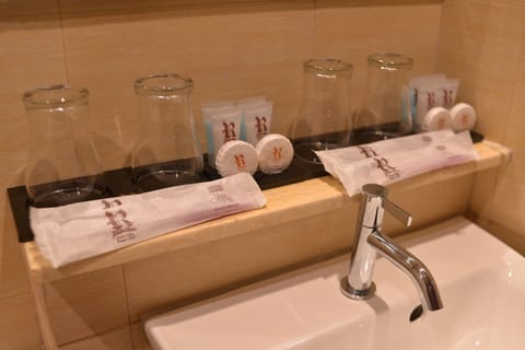 Family Room | Bathroom amenities | Shower, free toiletries, hair dryer, towels