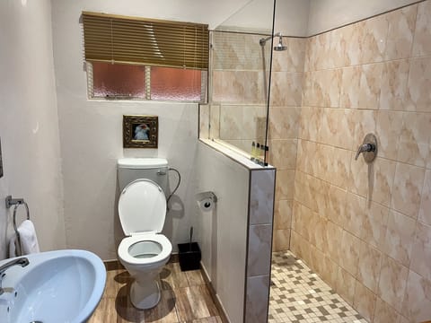 Standard Triple Room | Bathroom | Shower, free toiletries, towels