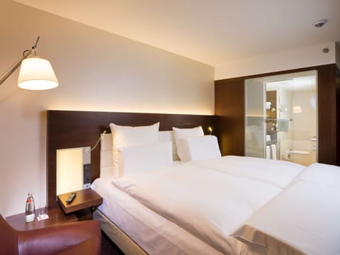 Deluxe Room, 1 King Bed | Premium bedding, minibar, in-room safe, desk