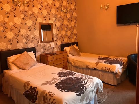 Family Room, Ensuite | Iron/ironing board, free WiFi, bed sheets