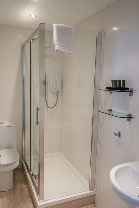 Deluxe Double Room, Sea View | Bathroom | Shower, free toiletries, hair dryer, towels