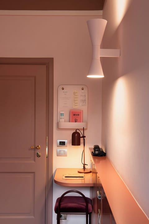 Classic Triple Room | Minibar, in-room safe, desk, iron/ironing board