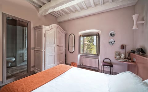 Classic Single Room | Minibar, in-room safe, desk, iron/ironing board