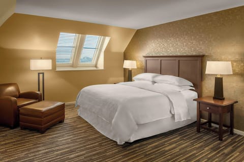 Premium bedding, in-room safe, desk, iron/ironing board