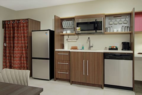 Full-size fridge, microwave, stovetop, dishwasher