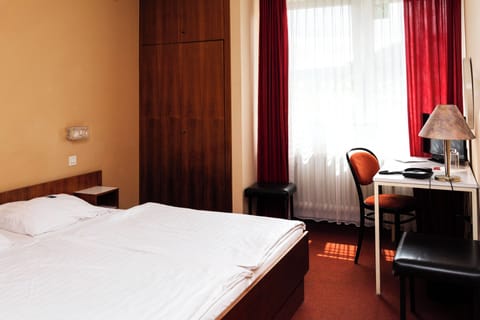 Economy Double Room | Desk, blackout drapes, soundproofing, iron/ironing board