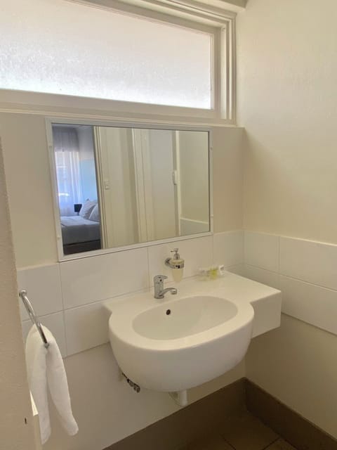 Queen Room | Bathroom | Free toiletries, hair dryer, towels