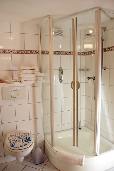 Apartment, Terrace | Bathroom | Shower, free toiletries, hair dryer, towels