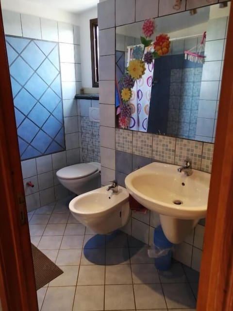 Quadruple Room | Bathroom | Shower, free toiletries, hair dryer, bidet